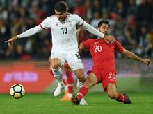 Karim Ansarifard (l.) erzielt das 1:0 für den Iran