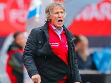 Verbeek soll auch bei Abstieg Club-Trainer bleiben