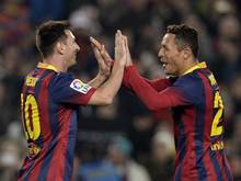 Lionel Messi (l.) feiert mit Adrian sein Tor
