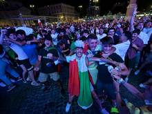 Fußball-Party auf dem Piazza del Popolo in Rom