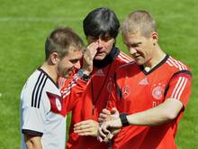 Lahm (l.) startet als Mittelfeldspieler gegen Portugal