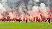 Massiver Pyro-Einsatz bei Ajax gegen Feyenoord