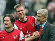 Arsene Wenger (r.) verspricht Verstärkungen