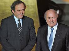 Platini (l.) setzt eine Spitze gegen Blatter