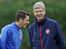 Mesut Özil und Trainer Arsène Wenger