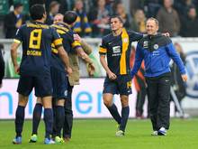 Braunschweig-Trainer Torsten Lieberknecht (r.) freut sich über den ersten Sieg