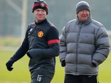 Ferguson (r.) erhielt Özil-Tipp von Rooney