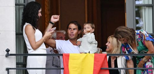Olympia 2024: Rafael Nadal verfolgt die Eröffnungsfeier von einem Balkon am Seine-Ufer