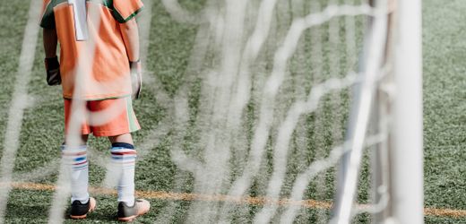 Fußball im Landkreis Lindau: Jugendtrainer greift Schiedsrichter an und verletzt ihn leicht