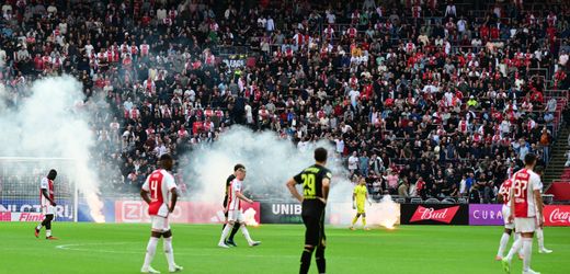Fußball: Ajax Amsterdam gegen Feyenoord Rotterdam wird abgebrochen