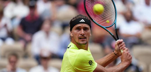 French Open: Alexander Zverev hat keinen Ärger mit dem Gegner, nur mit einer Fliege