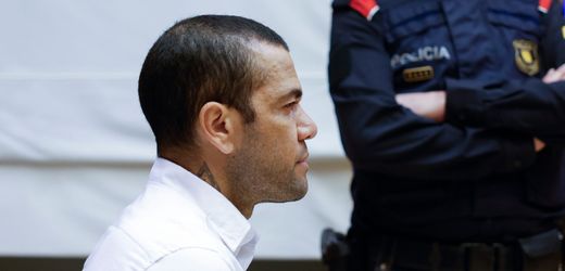 Ex-Fußballer: Dani Alves wegen sexuellen Missbrauchs zu viereinhalb Jahren Haft verurteilt