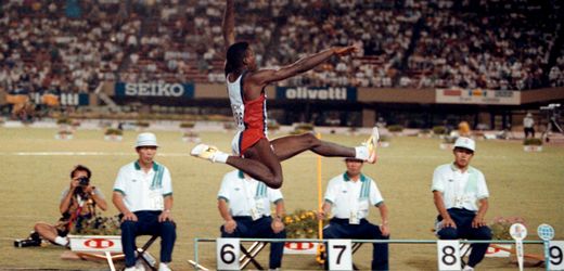 Leichtathletik-WM in Tokio: Als Carl Lewis und Mike Powell das größte Duell der Weitsprunggeschichte austrugen
