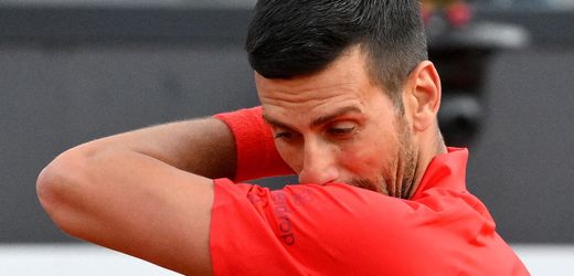 Novak Djokovic geht bei Tennis-Turnier in Rom zu Boden