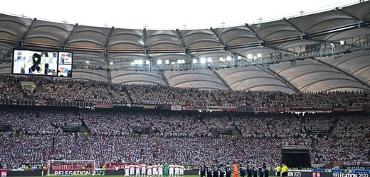 Hinspiel der Bundesliga-Relegation: Schweigeminute für verstorbenen 15-Jährigen