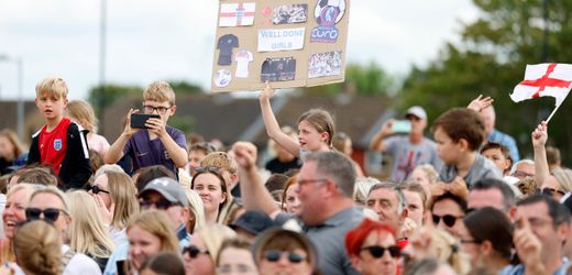 London: Englands Fans und Regierung empfangen Fußball-Europameisterinnen