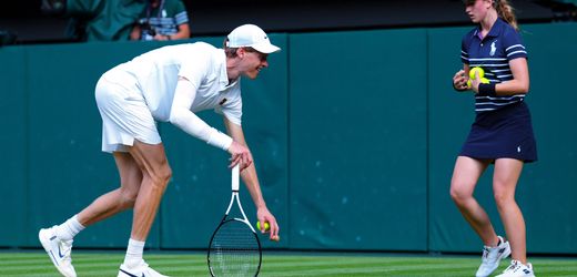 Wimbledon-Finale: Champagnerkorken fliegt während des Spiels auf den Platz