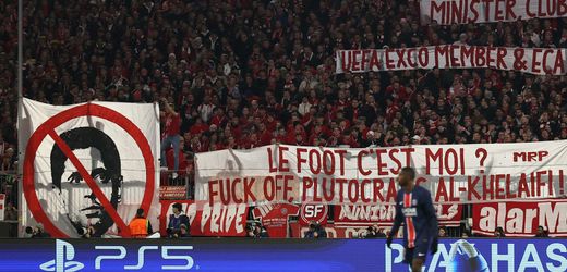 FC Bayern München entschuldigt sich bei PSG-Boss Nasser al-Khelaifi für Fan-Plakate