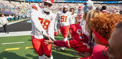 Tribünensturz in der NFL: Kansas-City-Chiefs-Profi Tershawn Wharton fängt Kind auf