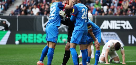 Fußball-Bundesliga: Holstein Kiel schlägt FC Augsburg und sitzt Heidenheim im Nacken