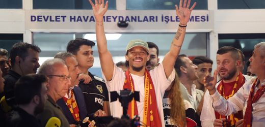 Leroy Sané: Abschied von Bayern München - Hunderte Galatasaray-Fans empfangen ihn in Istanbul
