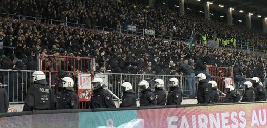 Gewalttätige Auseinandersetzungen zwischen Polizei und Fußballfans: Eskalation auf den Rängen
