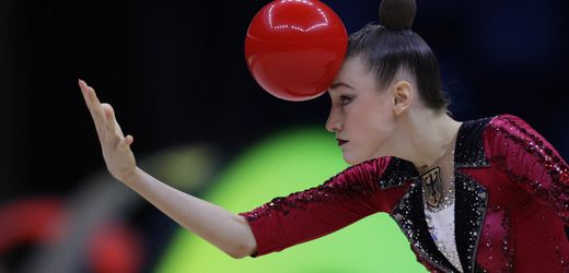 Darja Varfolomeev siegt bei WM in der Rhythmischen Sportgymnastik und wird mit der falschen Hymne geehrt