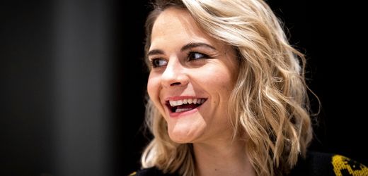 Fußball-EM 2025: Hazel Brugger besucht DFB-Frauen