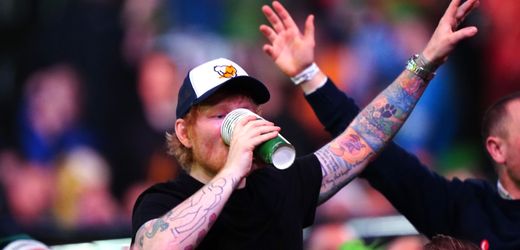 Darts-WM: Ed Sheeran ext Bier – und reagiert auf Spott mit Mittelfinger