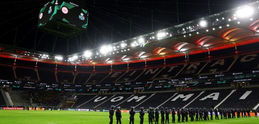 Eintracht Frankfurt: Fans im Stadioninnenraum - Strafe droht