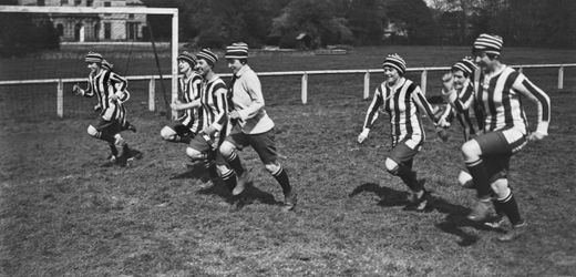 Frauenfußball: Wie das Team einer englischen Munitionsfabrik alle Rekorde sprengte
