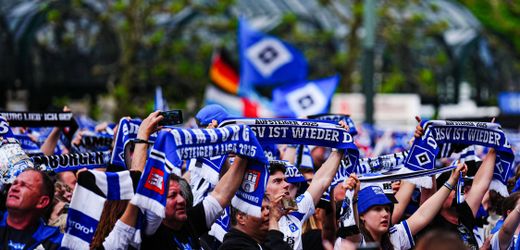 Hamburger SV: 40.000 Fans feiern Bundesliga-Aufstieg auf dem Rathausmarkt