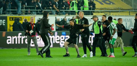Fußball-Regionalliga: Polizei-Einsatz bei Halle gegen Chemie Leipzig nach Fan-Krawallen