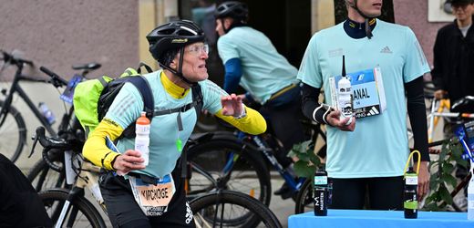 Berlin-Marathon: »Bottle-Claus« reicht Eliud Kipchoge das Wasser