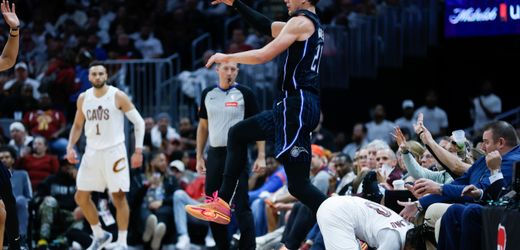 NBA: Orlando Magic droht das Aus in den Playoffs – Moritz Wagner fällt in die Zuschauer
