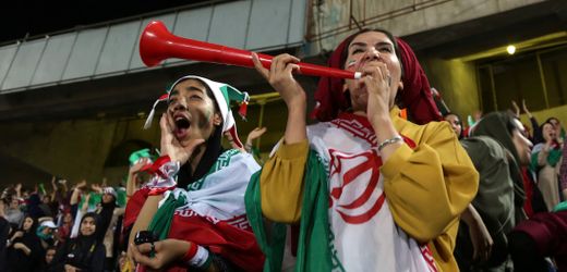 Iran: Frauen dürfen nach mehr als 40 Jahren erstmals wieder zum Stadtderby in Teheran