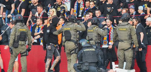 Tschechischer Fußball: Eklat beim Pokalfinale – Fans prügeln sich und bewerfen Reporter mit Stühlen