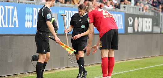 2. Fußball-Bundesliga: Schiedsrichter Patrick Ittrich greift zur Mistgabel, um Loch im Rasen zu beheben